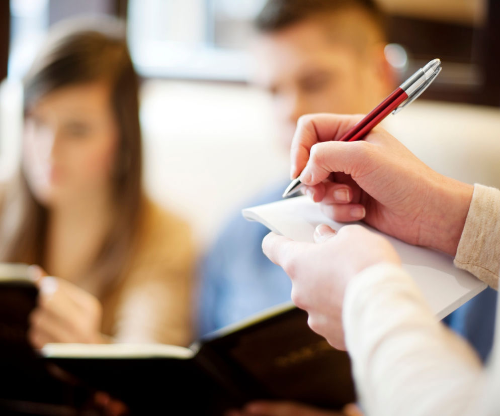 Praca sezonowa w wakacje czeka na uczniów i studentów. Jak się nie dać oszukać? 