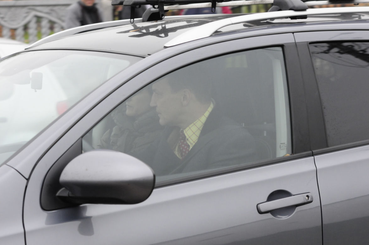 SIKORSKI SAM SIĘ POGRĄŻA