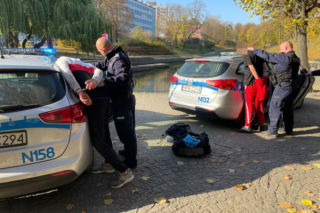 Gdańsk. Pijani nastolatkowie demolowali radiowóz zaparkowany przed komendą