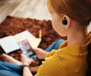 Słuchawki a szumy uszne. Prosta zasada może ochronić słuch dziecka