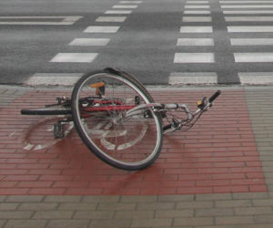 68-letnia rowerzystka potrącona na przejeździe. Z poważnymi obrażeniami trafiła do szpitala