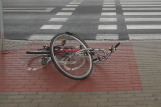 Zignorował przepisy i potrącił 68-letnią rowerzystkę. Kobieta trafiła do szpitala z poważnymi obrażeniami