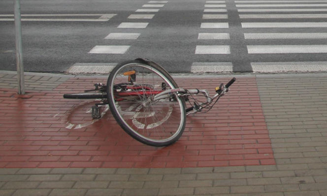 68-letnia rowerzystka potrącona na przejeździe. Z poważnymi obrażeniami trafiła do szpitala