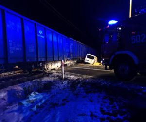 Wolbrom: Furgonetka WJECHAŁA w pociąg towarowy. Nie zadziałały rogatki?