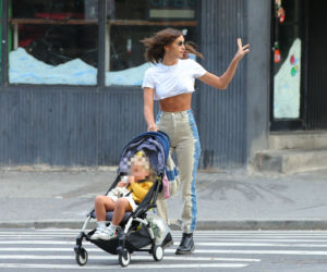 Irina Shayk na spacerze z córką