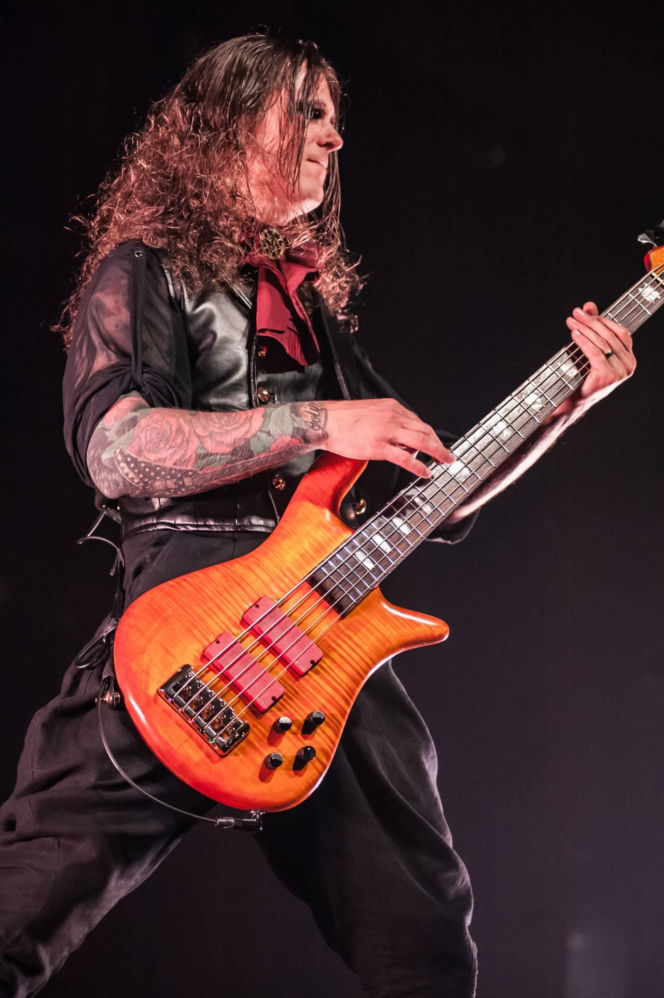 Skrupulatnie wyreżyserowany groteskowy spektakl okraszony nutą surrealizmu – Avatar zawładną Warszawą [RELACJA]