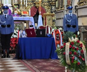 Pogrzeb policjanta z Raciborza. Płacz niesie się po kościelnych murach. Michał Kędzierski pośmiertnie odznaczony