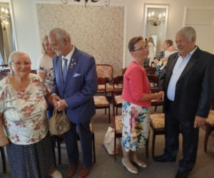 Pamiątkowe medale, legitymacje i kwiaty z okazji 50-lecia pożycia małżeńskiego odebrało w Siedlcach osiem par