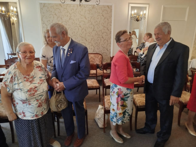 Pamiątkowe medale, legitymacje i kwiaty z okazji 50-lecia pożycia małżeńskiego odebrało w Siedlcach osiem par