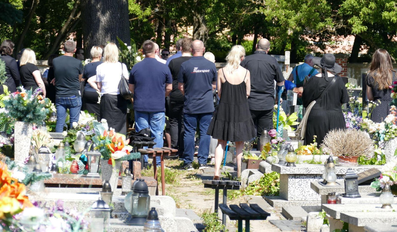 Zatłukli biznesmena trzonkami siekier. Jeden z morderców wciąż na wolności