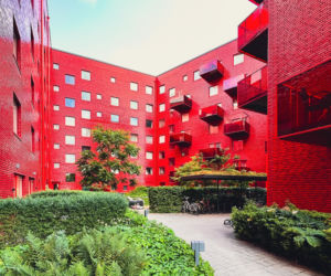 Czerwony prowokator, czyli Muddus Kvarteret. Ten budynek w pogoni za wyrazistością przekroczył przyjęte normy