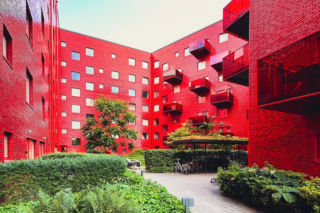 Czerwony prowokator, czyli Muddus Kvarteret. Ten budynek w pogoni za wyrazistością przekroczył przyjęte normy