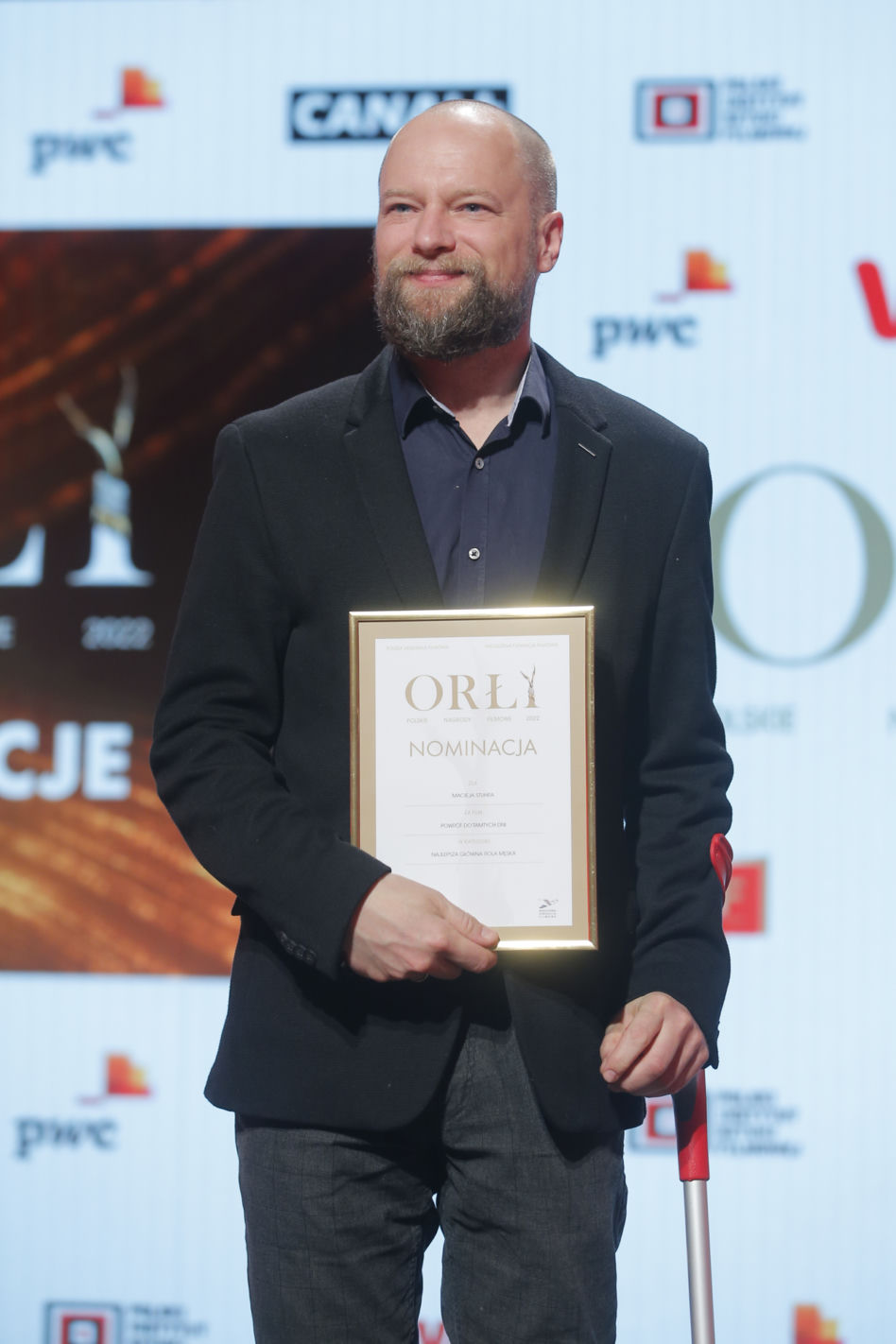Maciej Stuhr pojawił się na spotkaniu z nominowanymi do Orłów 2022 o kulach
