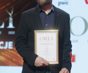 Maciej Stuhr pojawił się na spotkaniu z nominowanymi do Orłów 2022 o kulach
