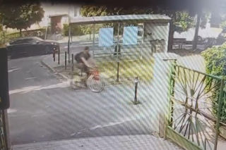 Skopał niepełnosprawnego na przystanku. Policja publikuje wizerunek sprawcy z Wrocławia