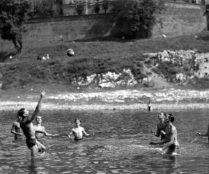 Chłopcy grający w wodzie w siatkówkę. Kraków Plaża nad Wisłą 1929
