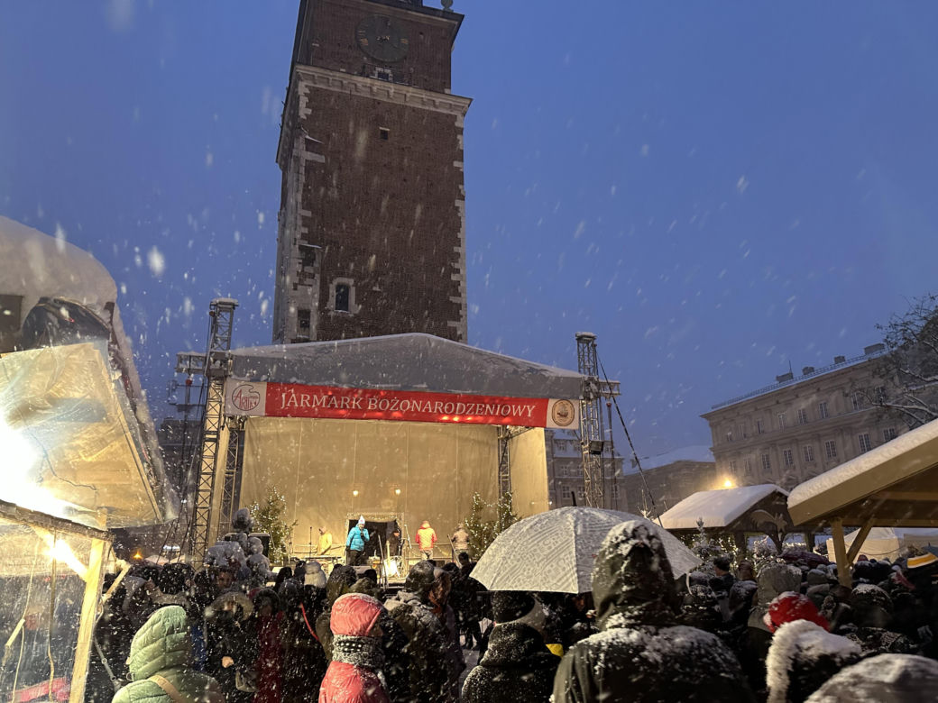 Choinka rozbłysła na Rynku Głównym. Tak wygląda Kraków w zimowej scenerii! 