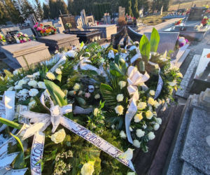 Groby Wiktorii i Konrada utonęły w kwiatach. Pochowali ich w święto zakochanych