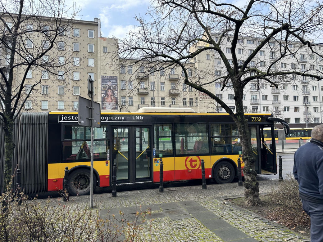 Warszawa. Autobusy miejskie ostrzelane na Marszałkowskiej. Na miejscu policja [ZDJĘCIA]