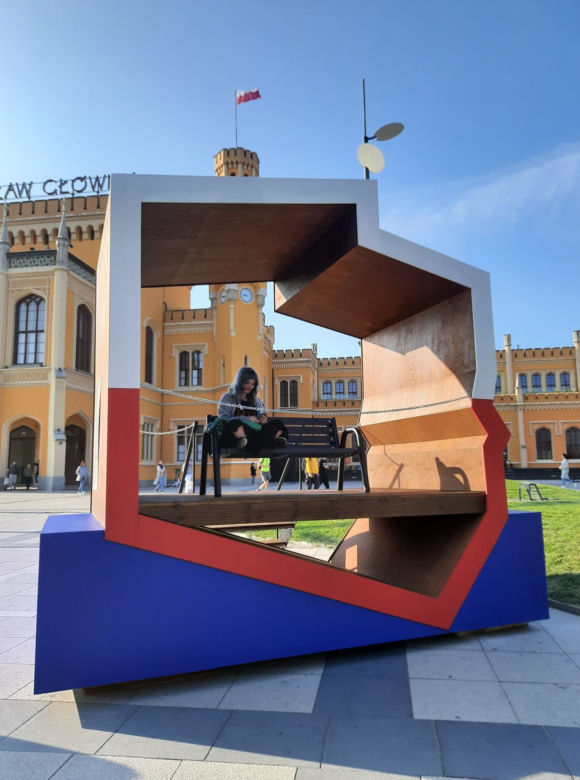Instalacja stanęła przed Dworem Głównym PKP