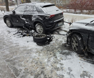 Znany aktor świadkiem kraksy w al. Niepodległości. BMW roztrzaskało zaparkowane auta