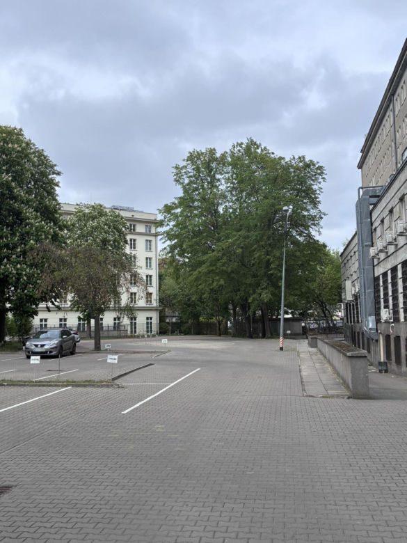 Radny chce oddać mieszkańcom parking przed urzędem dzielnicy. „Więcej szkody niż pożytku”