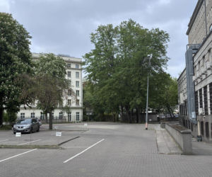 Radny chce oddać mieszkańcom parking przed urzędem dzielnicy. „Więcej szkody niż pożytku”