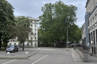 Radny chce oddać mieszkańcom parking przed urzędem dzielnicy. „Więcej szkody niż pożytku”