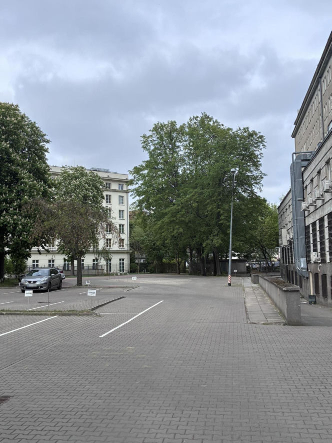 Radny chce oddać mieszkańcom parking przed urzędem dzielnicy. „Więcej szkody niż pożytku”