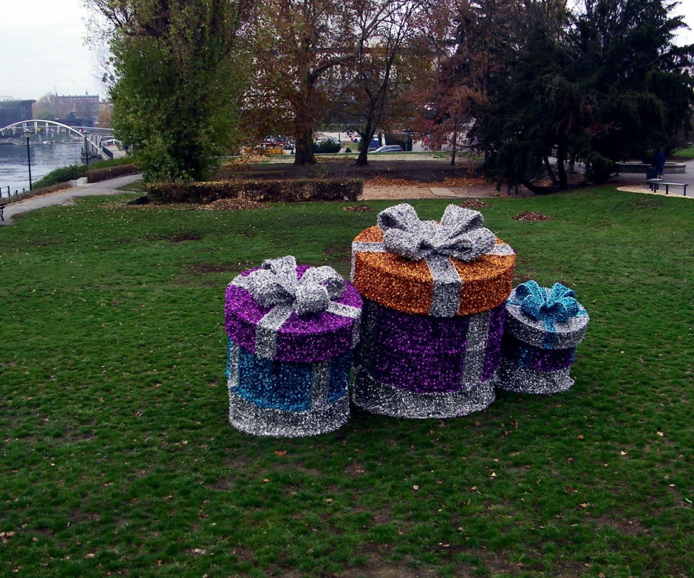 Bydgoszcz stroi się na święta. Kiedy iluminacje oświetlą miasto? [ZDJĘCIA]
