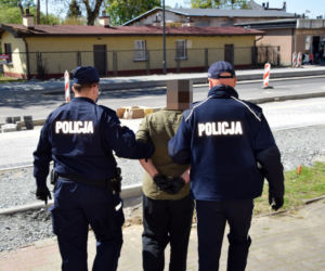 Krokowa: On trzymał, ona kopała. 