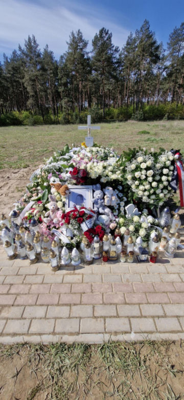 Kwiaty, znicze, pluszaki, łzy. Tak rodzina i znajomi żegnali zmarłą tragicznie Emilię z Bydgoszczy. 