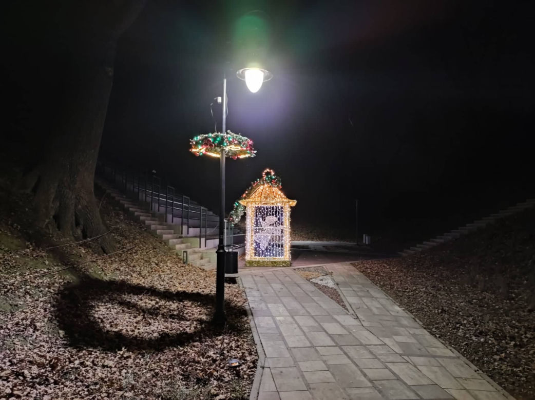 Tarnów. Świąteczna iluminacja już rozbłysła. Tak wygląda choinka na pl. Kazimierza