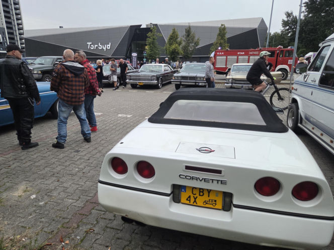 Prawdziwe motoryzacyjne perełki pod Torbydem! Bydgoskie Klasyki Nocą znów zachwyciły