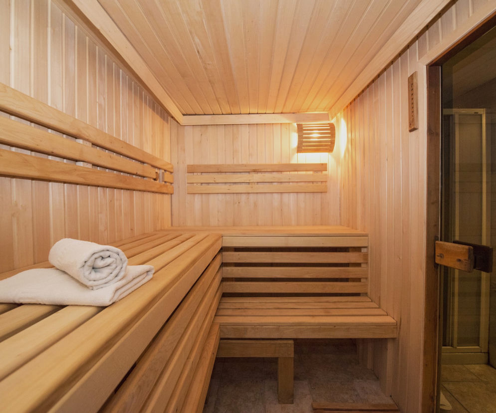 Nowoczesne wnętrze sauny z jasnego drewna. O modernizacji hotelu Mercure Gdynia Centrum przeczytasz na Muratorplus.