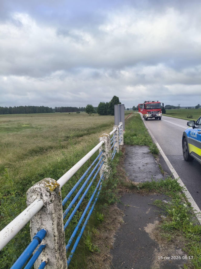 Niebezpieczne zdarzenie w powiecie węgrowskim. W gminie Korytnica auto osobowe dachowało i wpadło do rzeki Liwiec