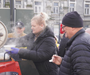 34. Finał WOŚP. Dziennikarze Radia ESKA rozgrzewają Tarnów pysznym żurkiem!