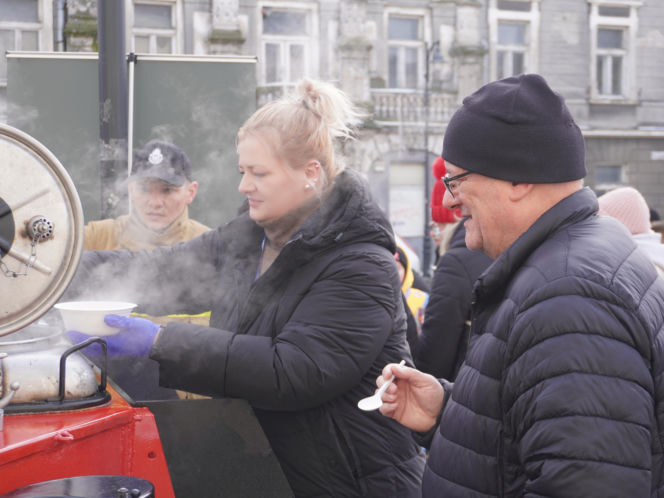 34. Finał WOŚP. Dziennikarze Radia ESKA rozgrzewają Tarnów pysznym żurkiem!