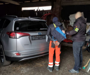 Nalot na dziuplę. Policjanci odzyskali auto za 100 tysięcy