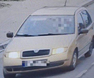 17-latek chciał sobie pojeździć po lesie. Ukradł auto i rozbił je na ogrodzeniu!