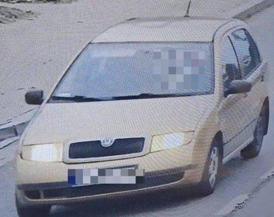 17-latek chciał sobie pojeździć po lesie. Ukradł auto i rozbił je na ogrodzeniu!