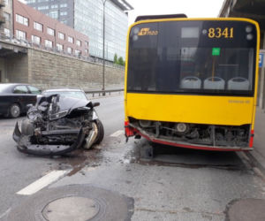 Dwie osobówki i autobus zderzyły się na Trasie Łazienkowskiej. Kierowca uciekł!