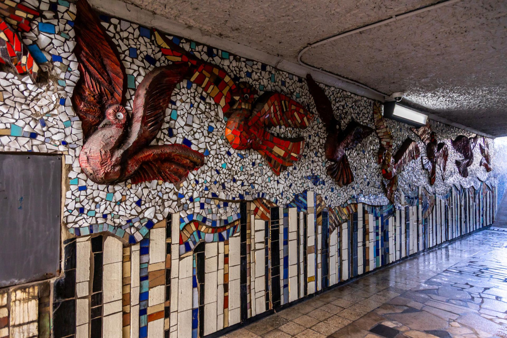 Przejście podziemne przy dawnej kopalni - mozaika z PRL