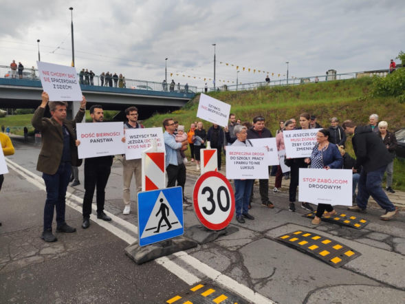 „Godzina ciszy”. Krakowianie oddali hołd ofiarom tragedii. „Nie chcemy bać się chodzić po chodnikach”