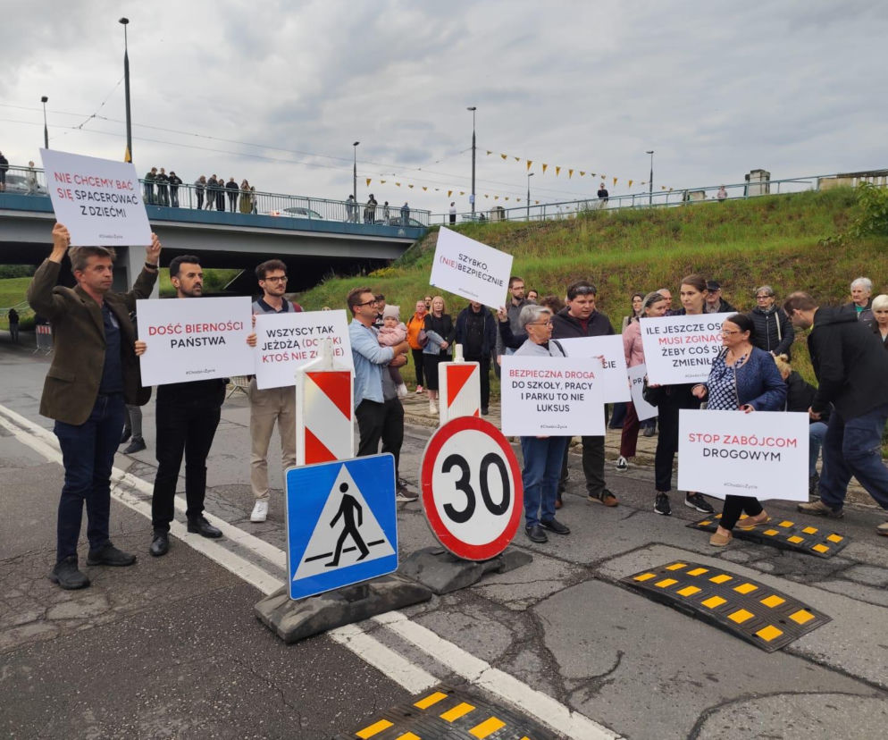 Ludzie z transparentami o bezpieczeństwie na ulicy Solnej w Krakowie. O proteście przeczytasz na Eska Kraków.