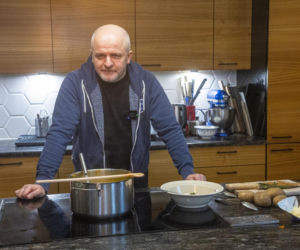 Paweł Kowal z synem gotują kartoflankę