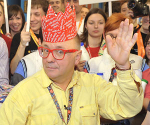 Jerzy Owsiak na przestrzeni lat. Tak zmieniał się jego charakterystyczny wizerunek