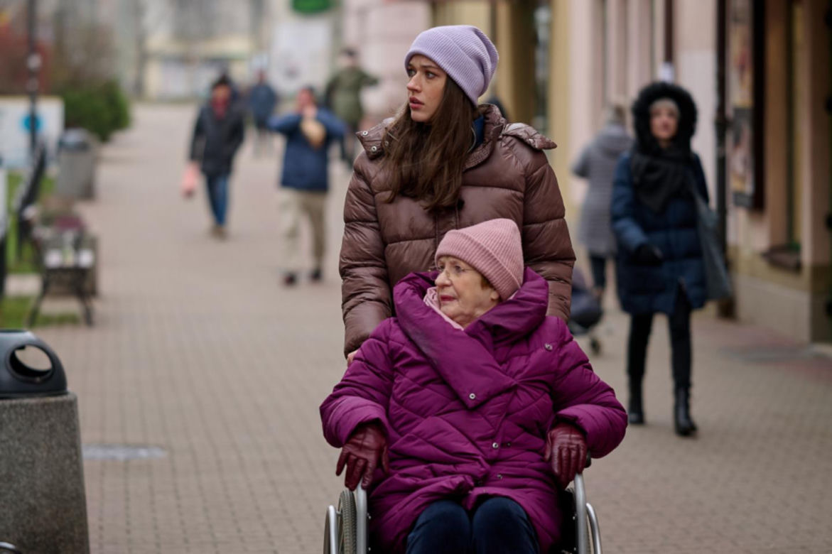 Na Wspólnej odc. 3995. Krystyna Agier (Małgorzata Knothe), Ula (Julia Jurek)
