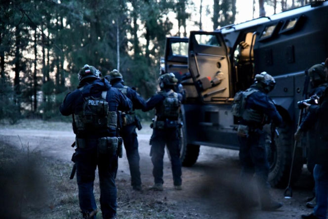 Policja weszła do kilkunastu mieszkań. Wielka akcja służb w Podlaskiem