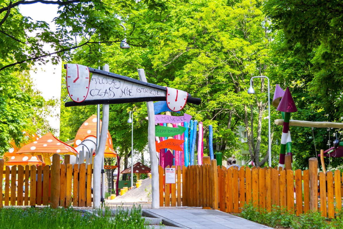 Plac zabaw inspirowany Alicją w krainie czarów